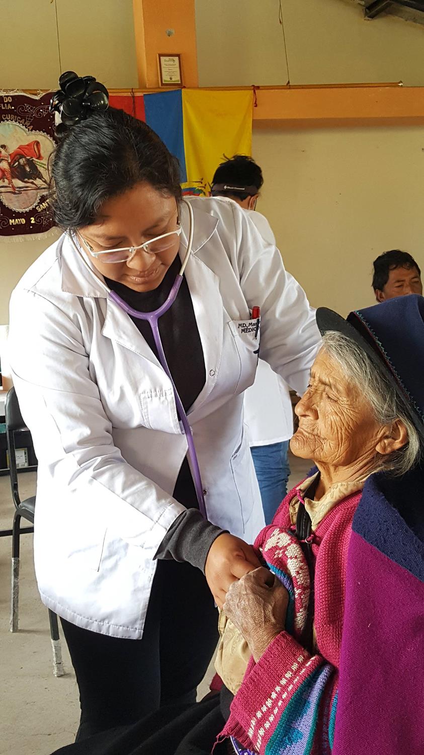 Medico Ecuatoriano con paciente con Ama Cristo y Permanece en Cristo.