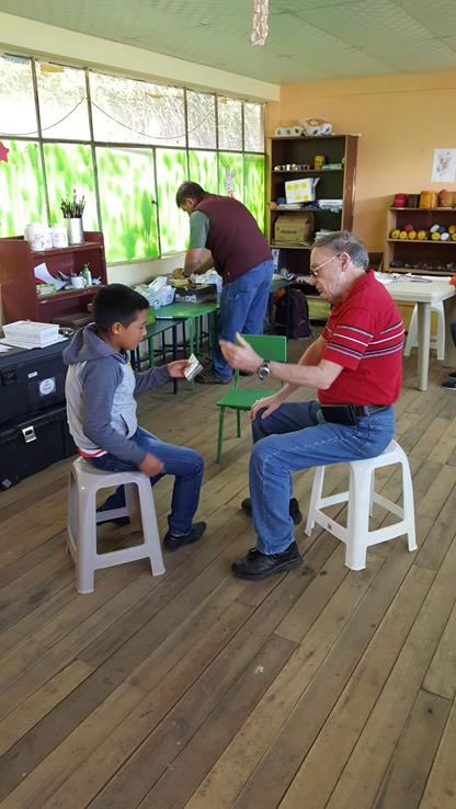Evangelismo personal es vital en mision medico dental de Permanece en Cristo en el Ecuador. 